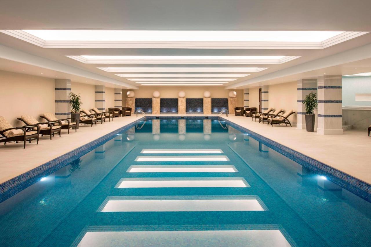 Sheraton Oman Hotel Маскат Екстер'єр фото The swimming pool at the Four Seasons Hotel