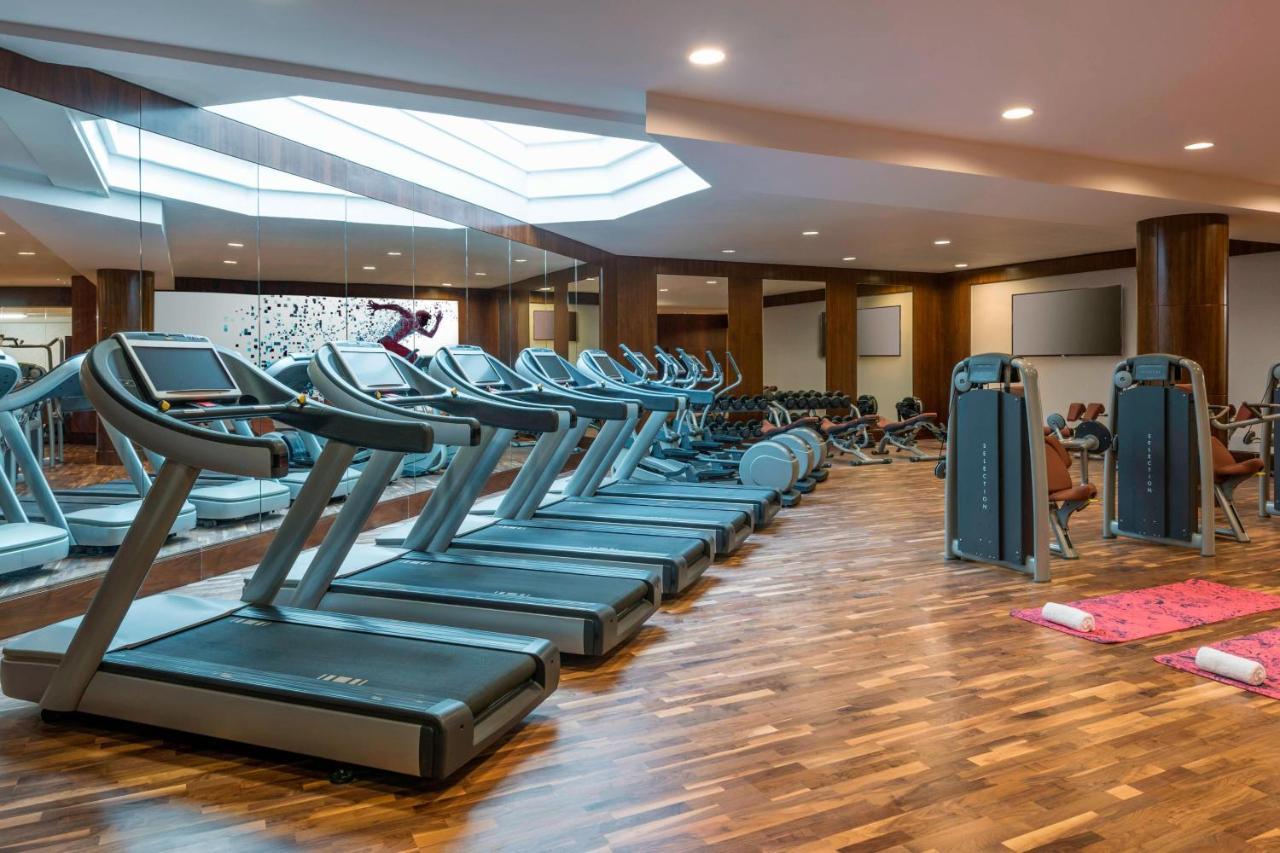 Sheraton Oman Hotel Маскат Екстер'єр фото The gym at the hotel