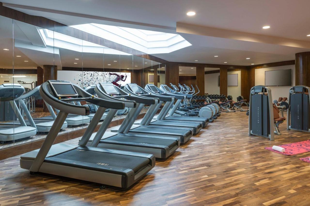 Sheraton Oman Hotel Маскат Екстер'єр фото A row of treadmills