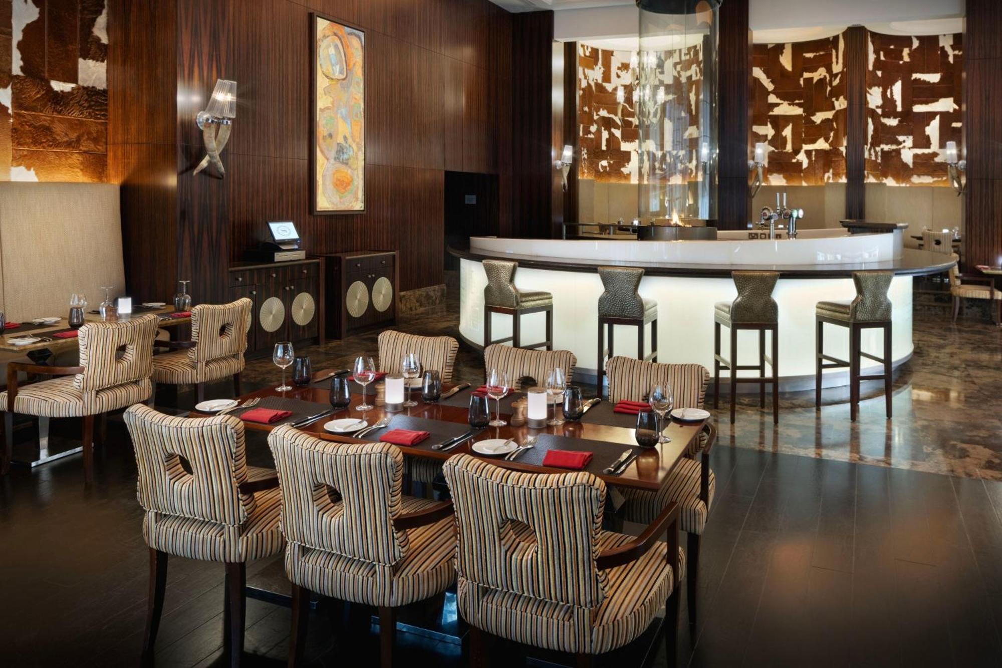 Sheraton Oman Hotel Маскат Екстер'єр фото The interior of the restaurant