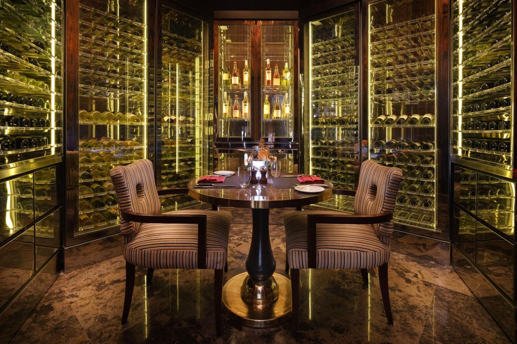 Sheraton Oman Hotel Маскат Екстер'єр фото Wine cellar at the restaurant