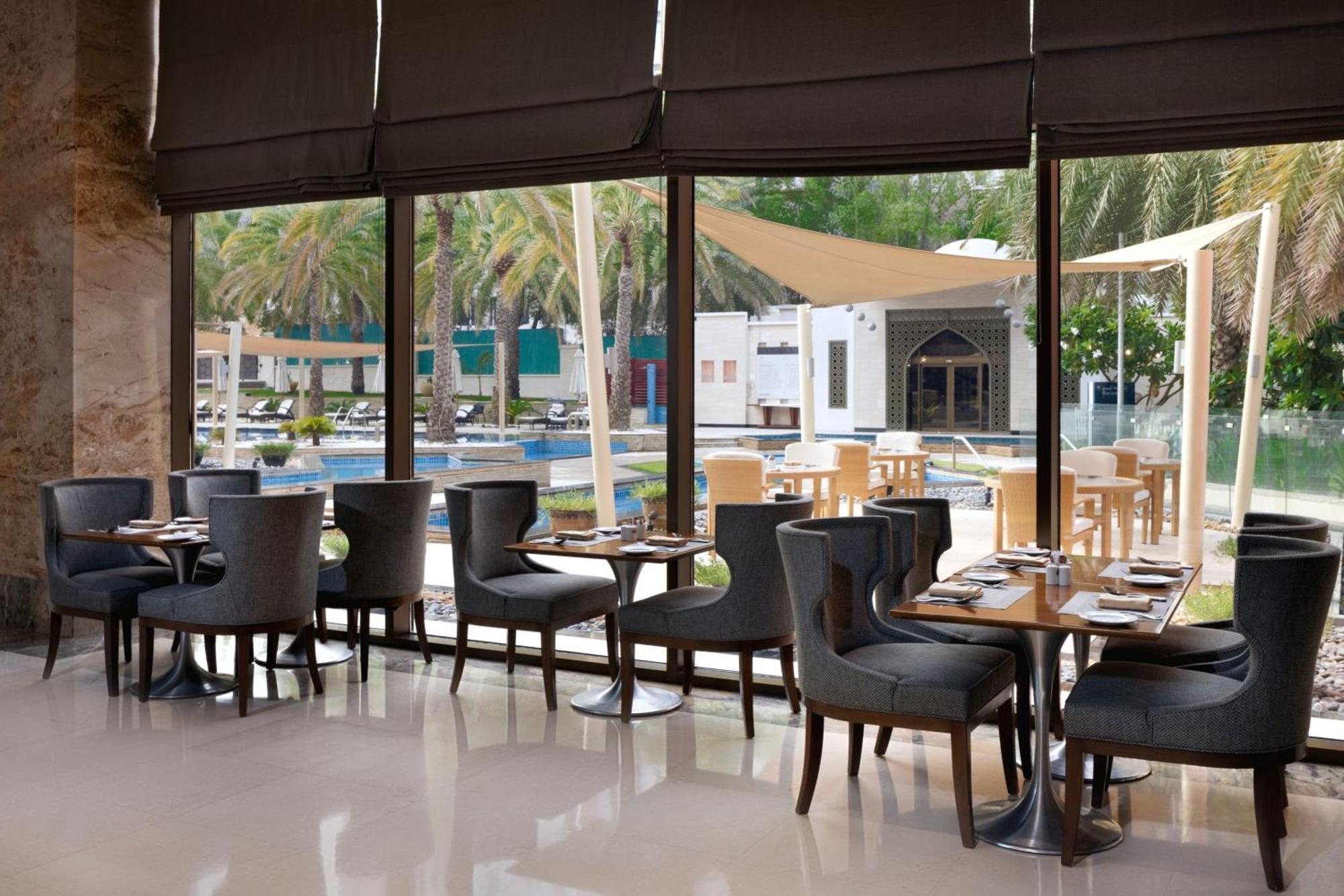 Sheraton Oman Hotel Маскат Екстер'єр фото The restaurant