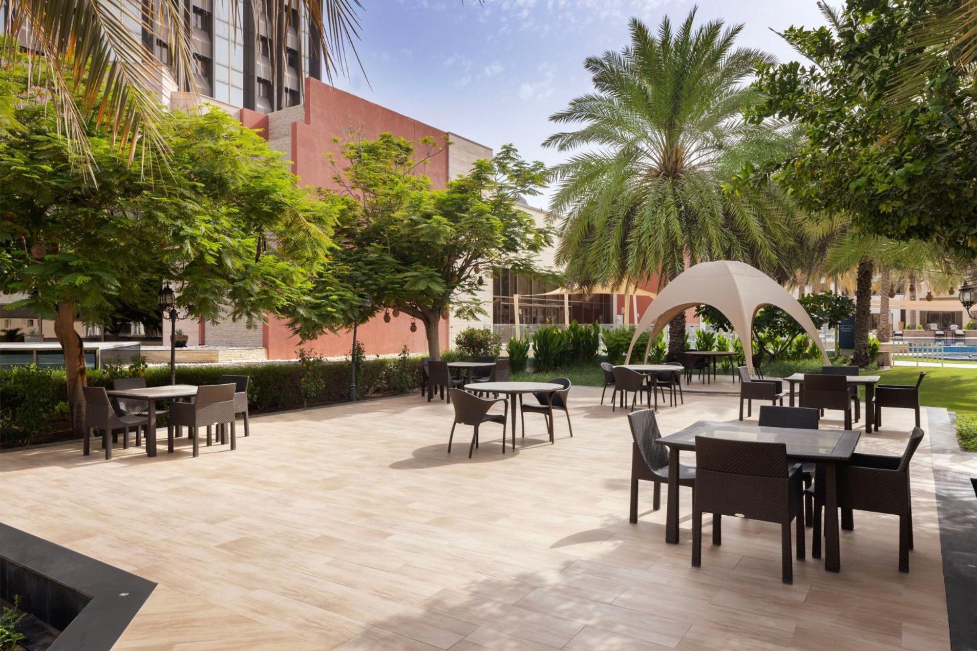 Sheraton Oman Hotel Маскат Екстер'єр фото The courtyard at the hotel