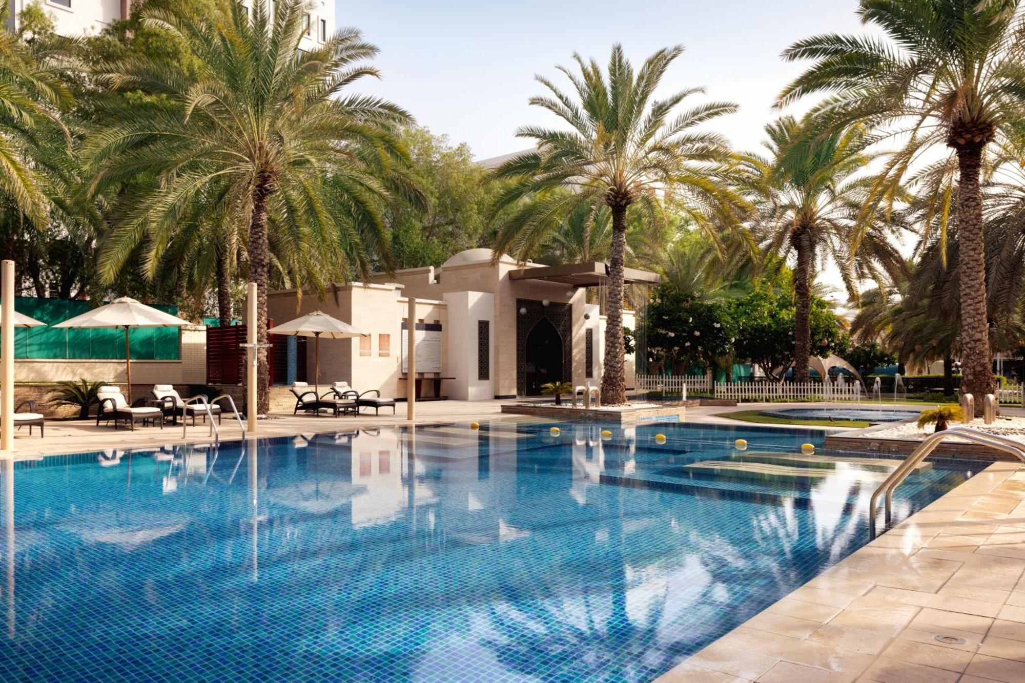 Sheraton Oman Hotel Маскат Екстер'єр фото The swimming pool at the Jumeirah Creekside