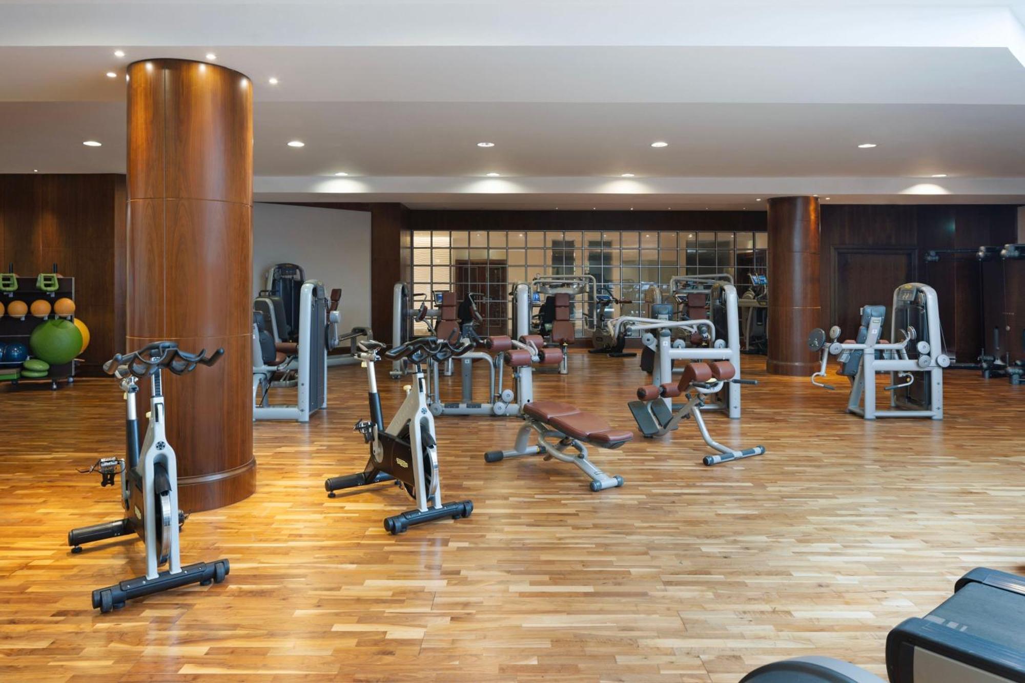 Sheraton Oman Hotel Маскат Екстер'єр фото The gym at the InterContinental London Park Lane