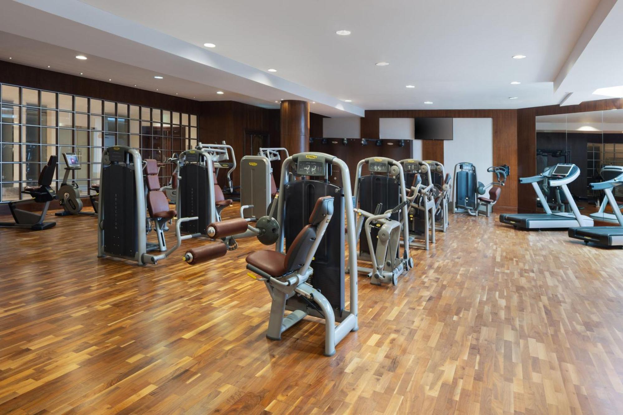 Sheraton Oman Hotel Маскат Екстер'єр фото The gym at the hotel