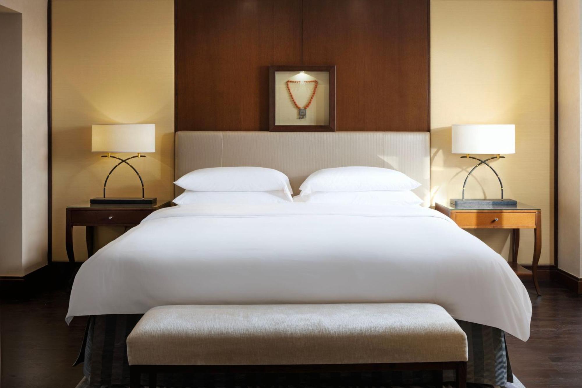 Sheraton Oman Hotel Маскат Екстер'єр фото A bedroom at the Four Seasons Hotel, New York