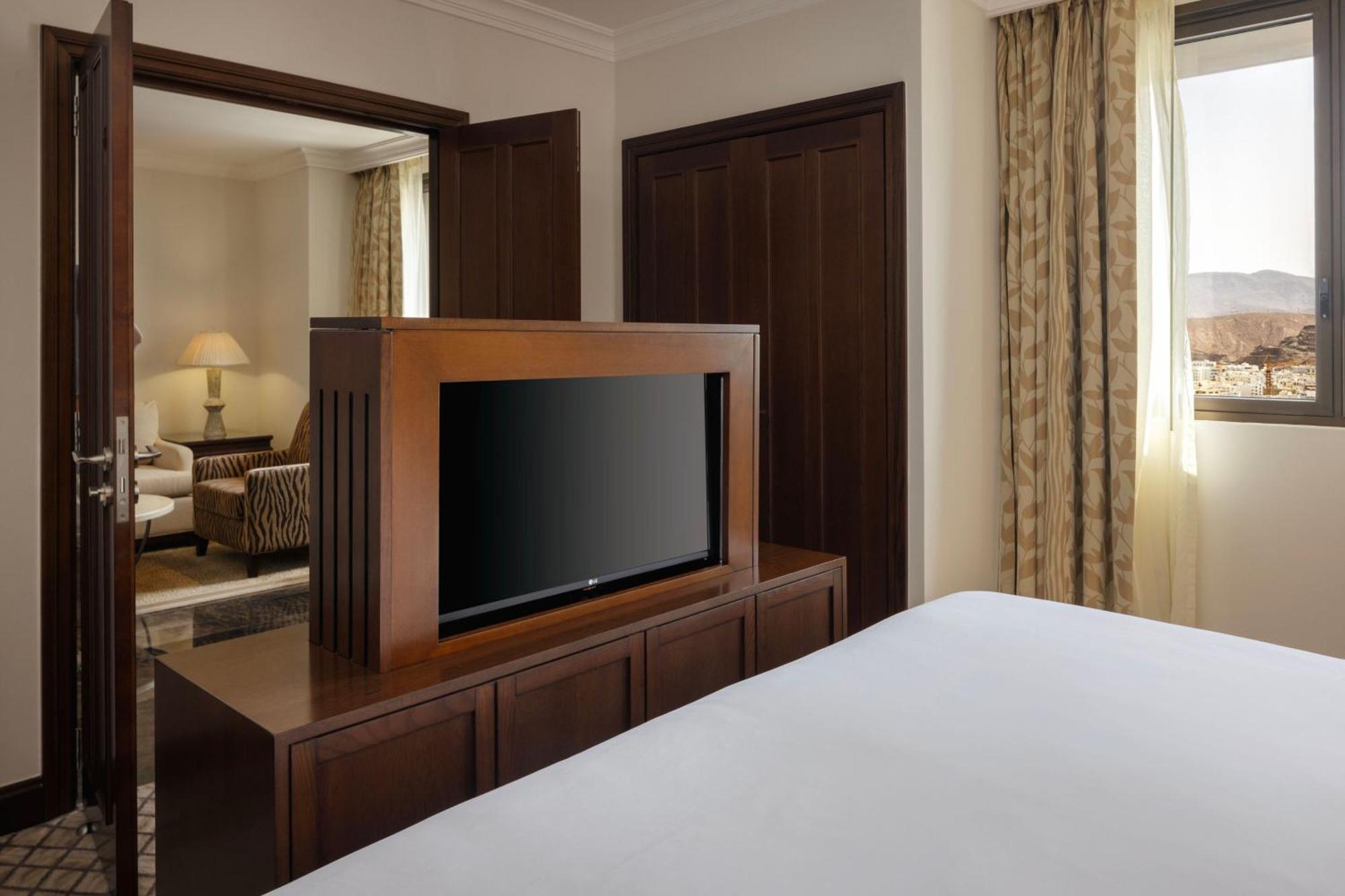 Sheraton Oman Hotel Маскат Екстер'єр фото A television in a hotel room