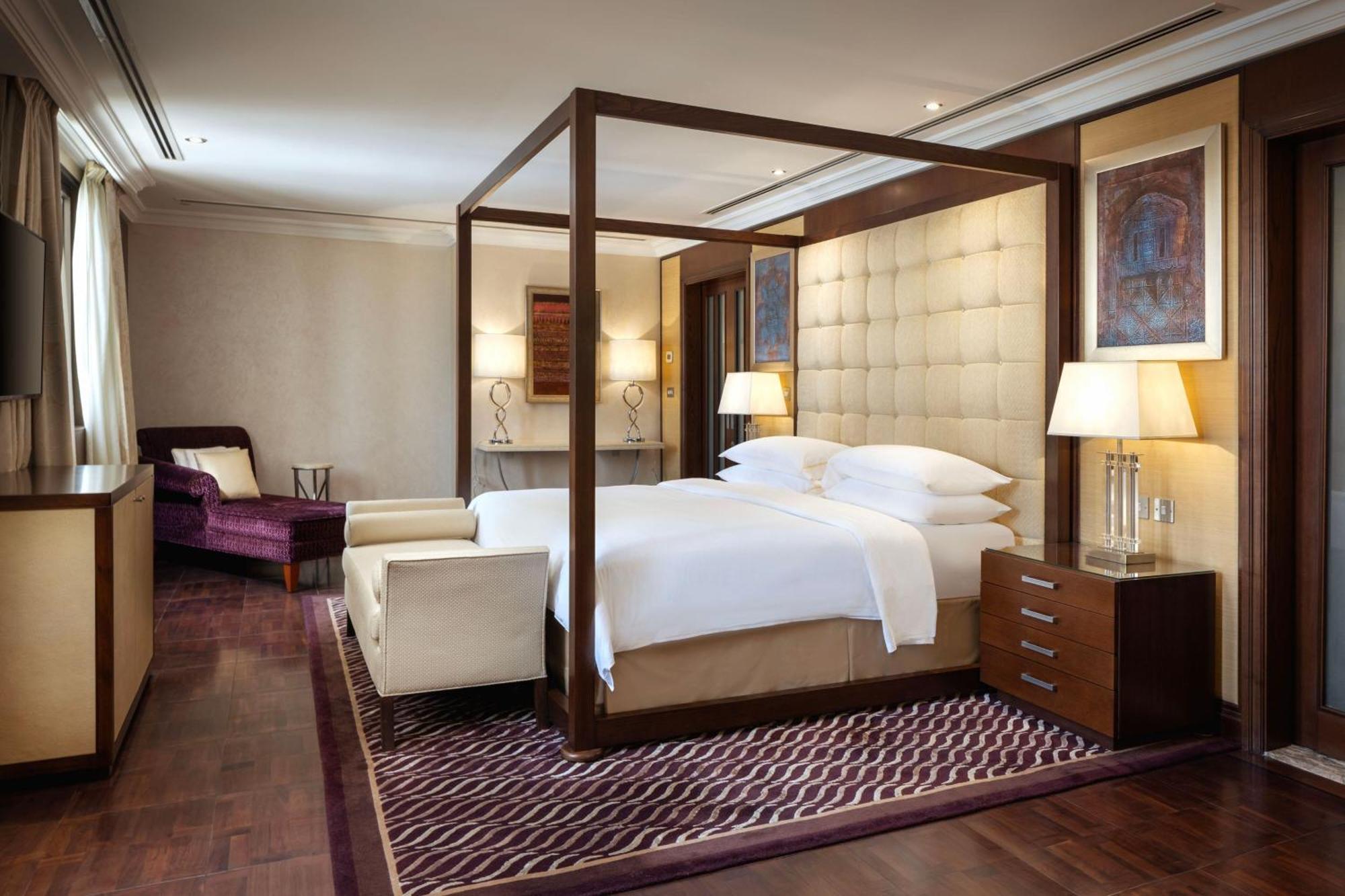 Sheraton Oman Hotel Маскат Екстер'єр фото A bedroom at the hotel