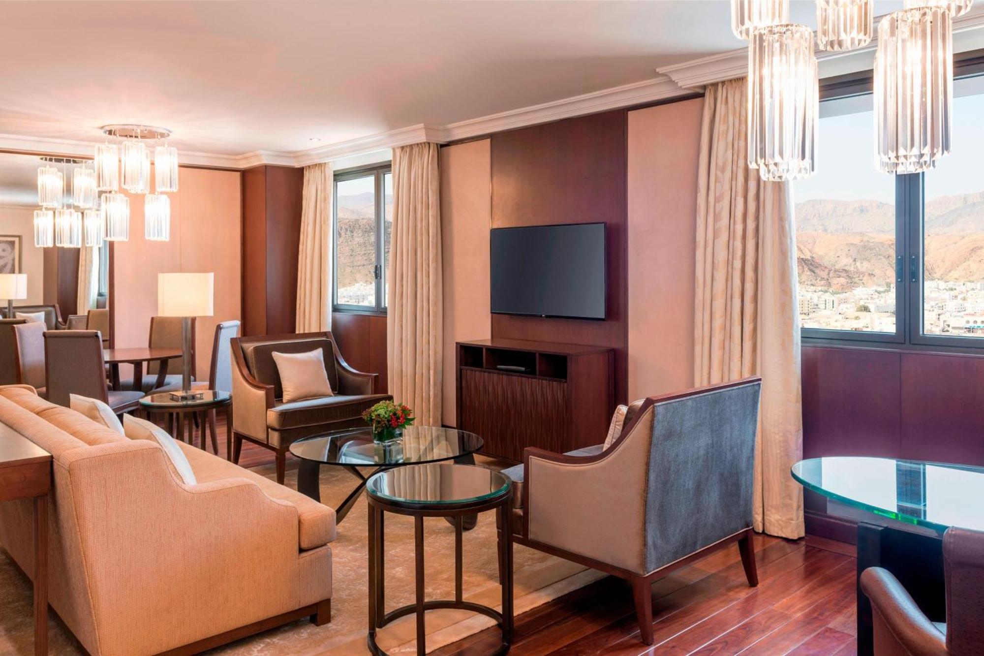 Sheraton Oman Hotel Маскат Екстер'єр фото A suite at the hotel