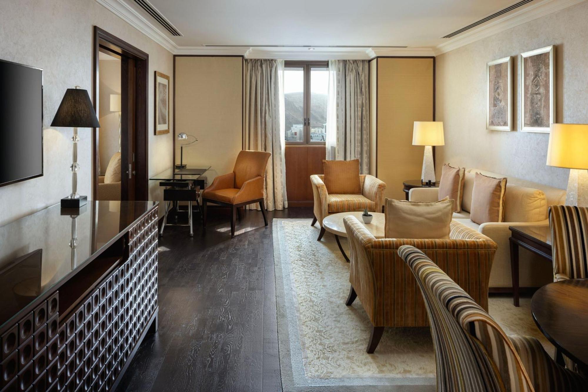 Sheraton Oman Hotel Маскат Екстер'єр фото The living room of a suite at the Mandarin Oriental, London