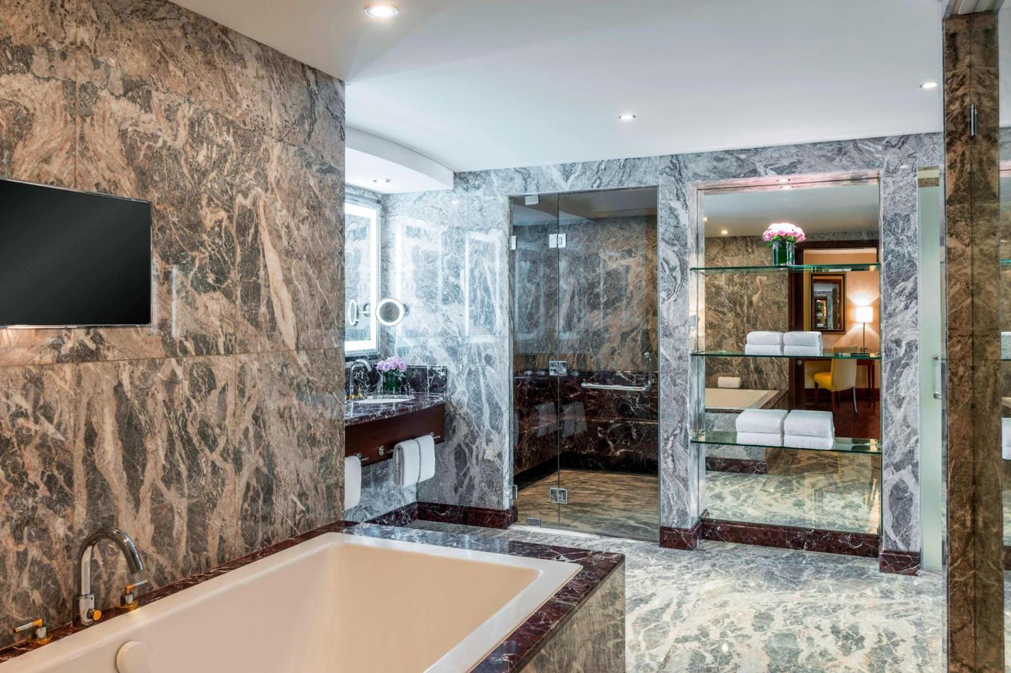 Sheraton Oman Hotel Маскат Екстер'єр фото Bathroom