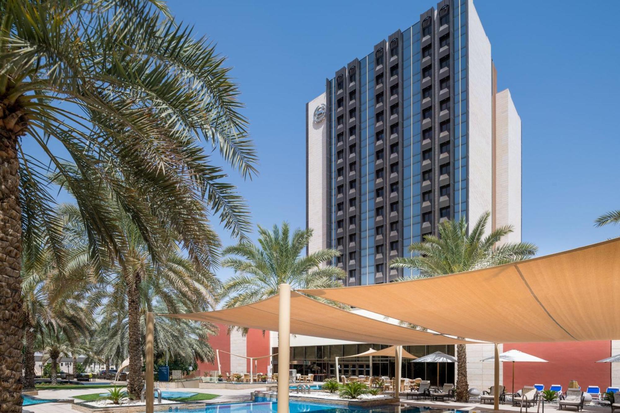 Sheraton Oman Hotel Маскат Екстер'єр фото The hotel's pool