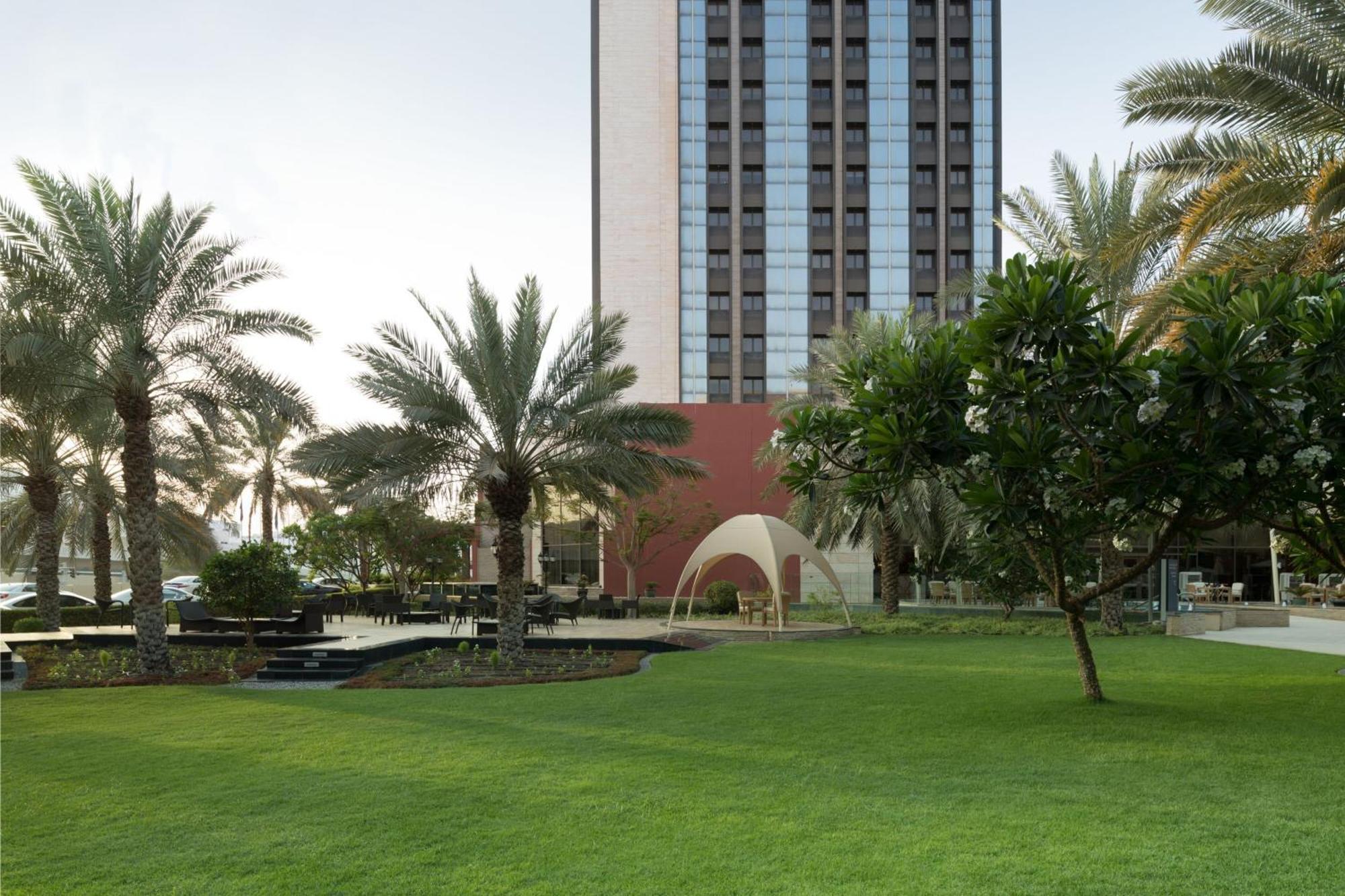 Sheraton Oman Hotel Маскат Екстер'єр фото University Campus