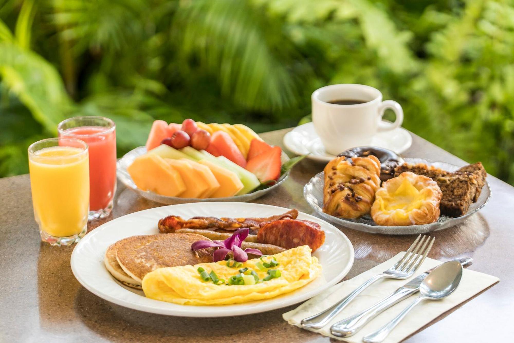 Sheraton Oman Hotel Маскат Екстер'єр фото A typical American breakfast